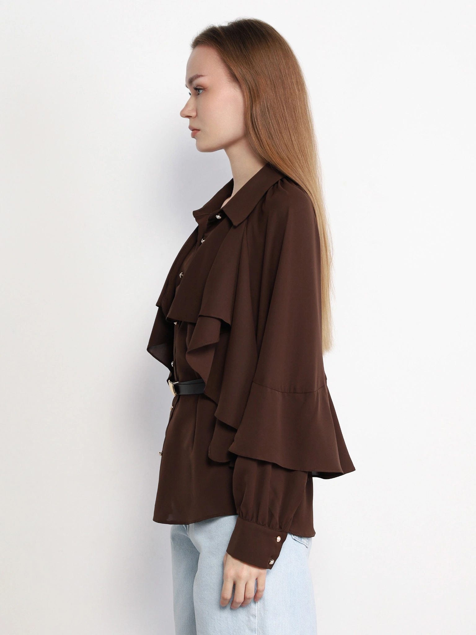 Блуза темно-коричневого цвета с рюшами